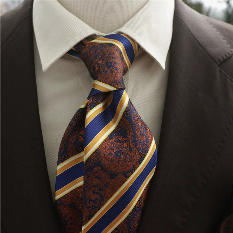 Neue trendige marineblaune Kra – Men Formal Wear Brown Bewertung und Preis